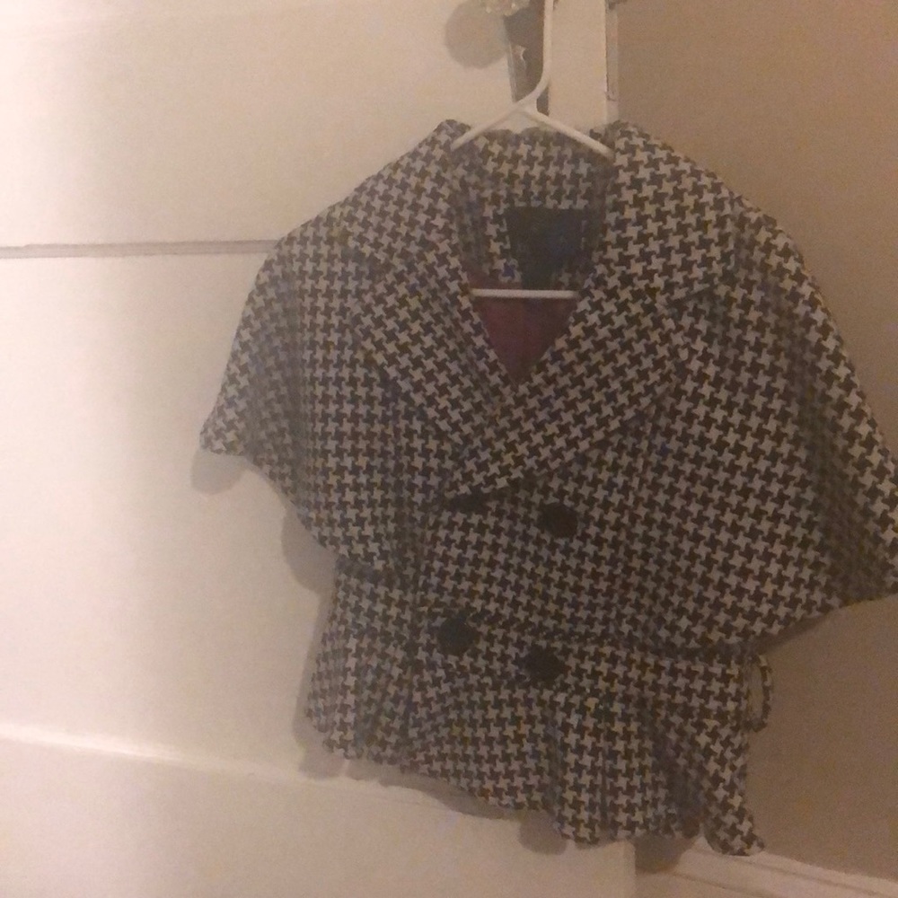 Black and white hounds-tooth peacoat